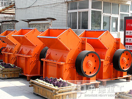 不僅可用于破碎生產(chǎn)線、制砂生產(chǎn)線，也可在選礦生產(chǎn)線中替代圓錐破碎機(jī)。下面我們就具體來看錘式破碎機(jī)應(yīng)用于哪些方面？